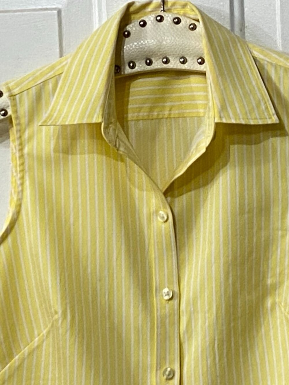 Banana Republic No-Iron Sz 4 Blouse Button Up Sleeveless Yellow/White Striped - Picture 2 of 8